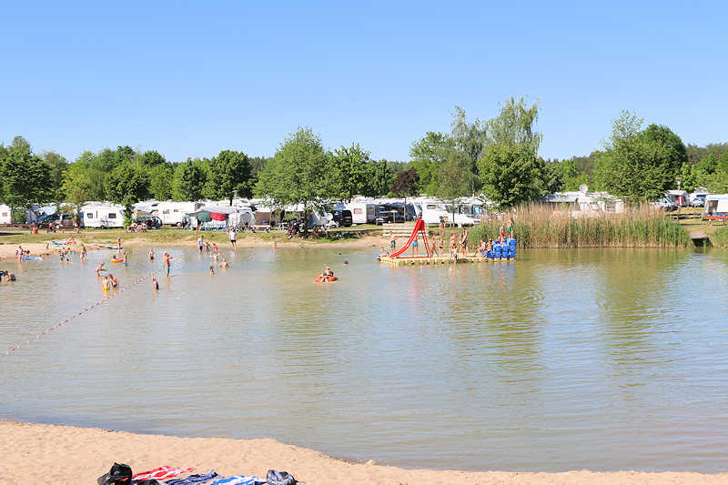 Kleiner Waldsee mit Campingplatz